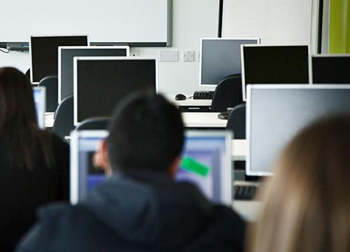 考试中的学生